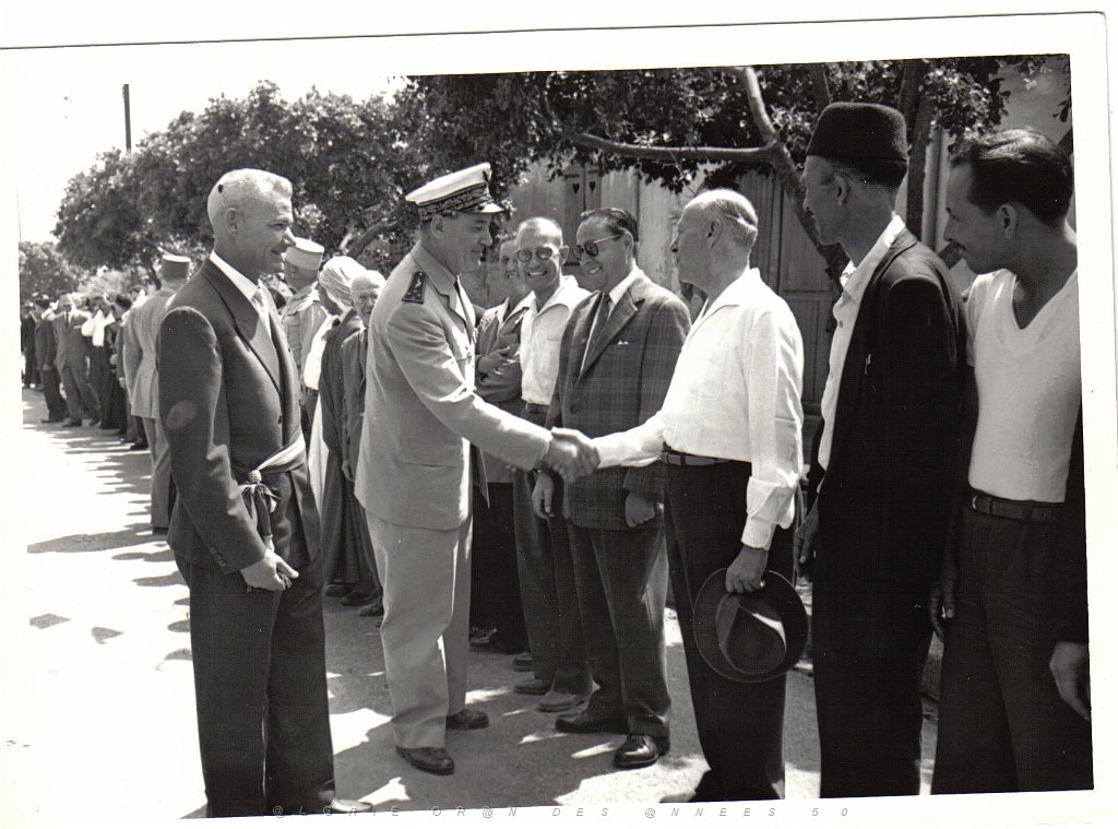 BOU SFER 06 JUILLET 1958 POSE DE LA PREMIERE PIERRE DU MONUMENT AUX MORTS 011.jpg